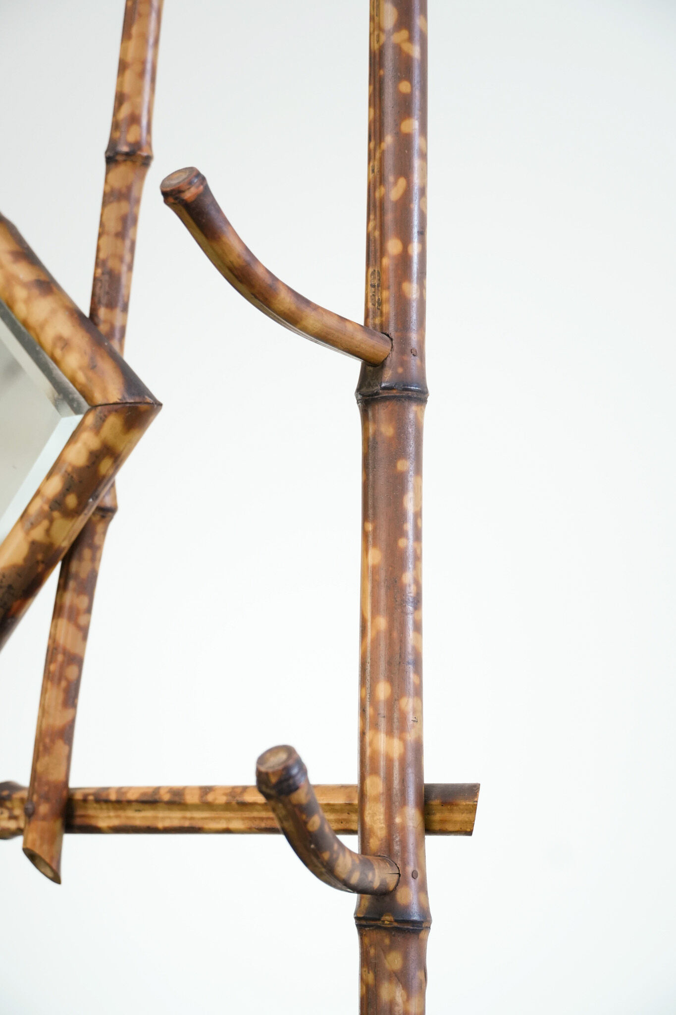 Porte-manteau ancien français en bambou, avec miroir et porte-parapluie.