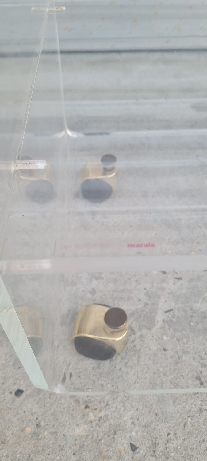 Les Invisibles du Marais: Desserte hifi plexiglas