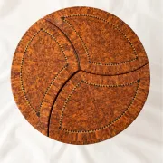 Table gigogne sculpturale en marqueterie de bois – Triptyque modulable