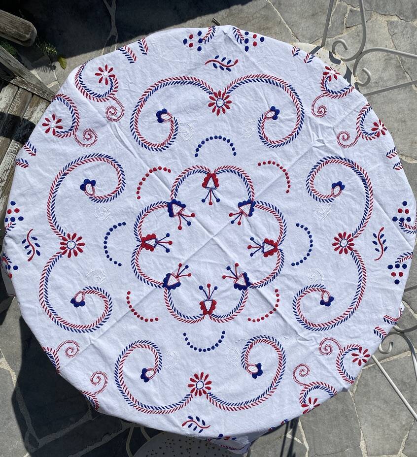 Hand embroidered round tablecloth and its 6 napkins - arabesque decoration - Cotton - diam. 130 cm