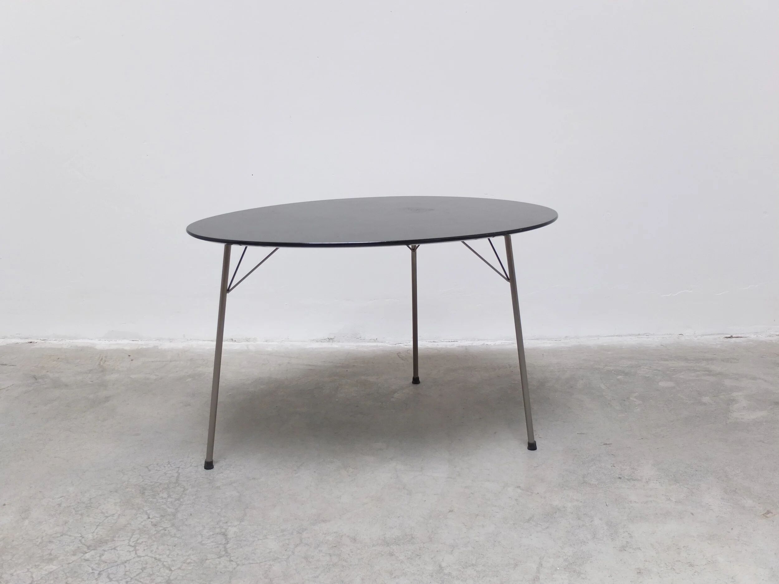 Rare 'Egg' table by Arne Jacobsen for Fritz Hansen, 1952