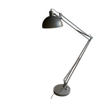 Lampadaire en métal gris - style industriel