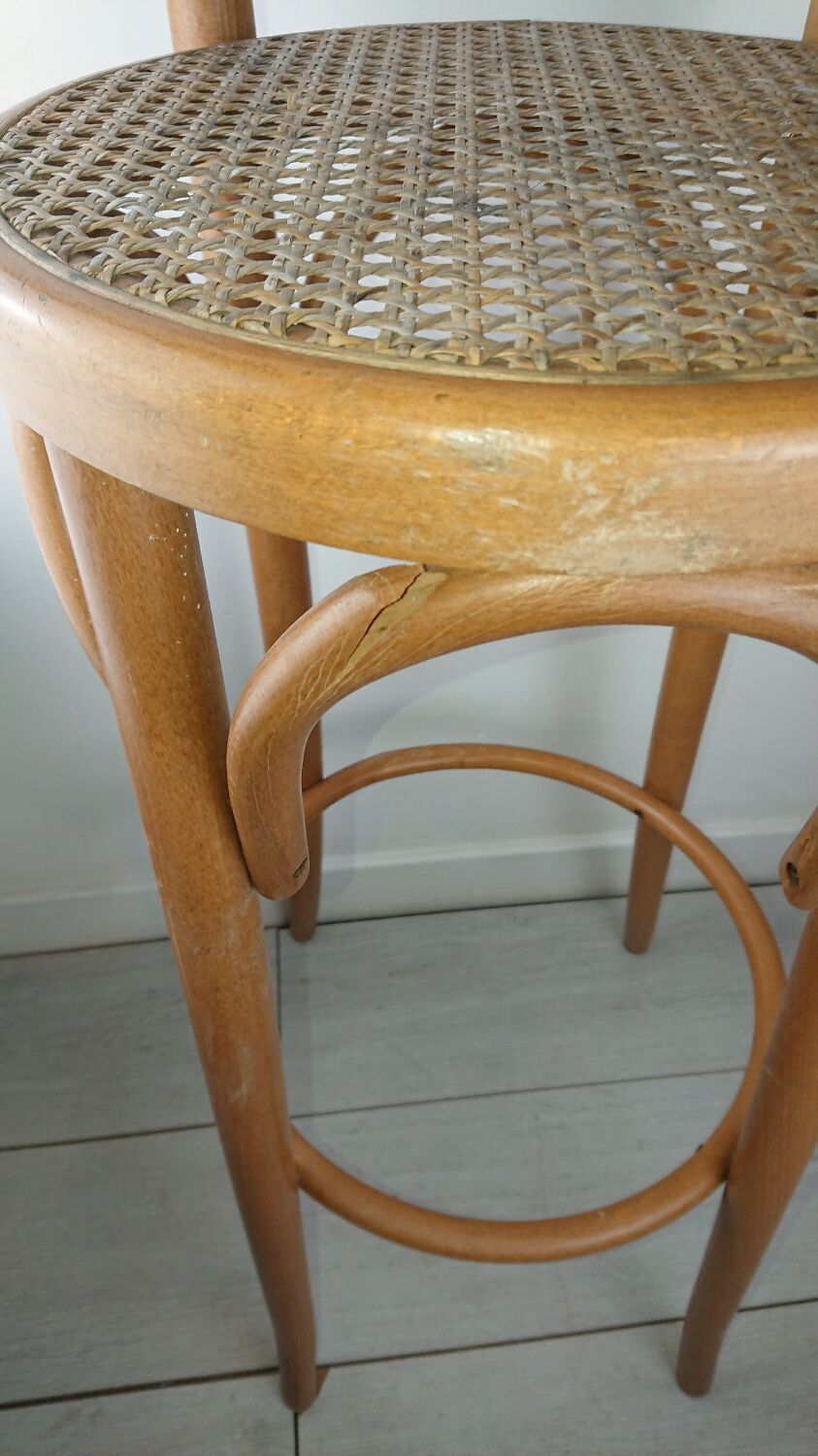 Stunt and curved wood bar stool