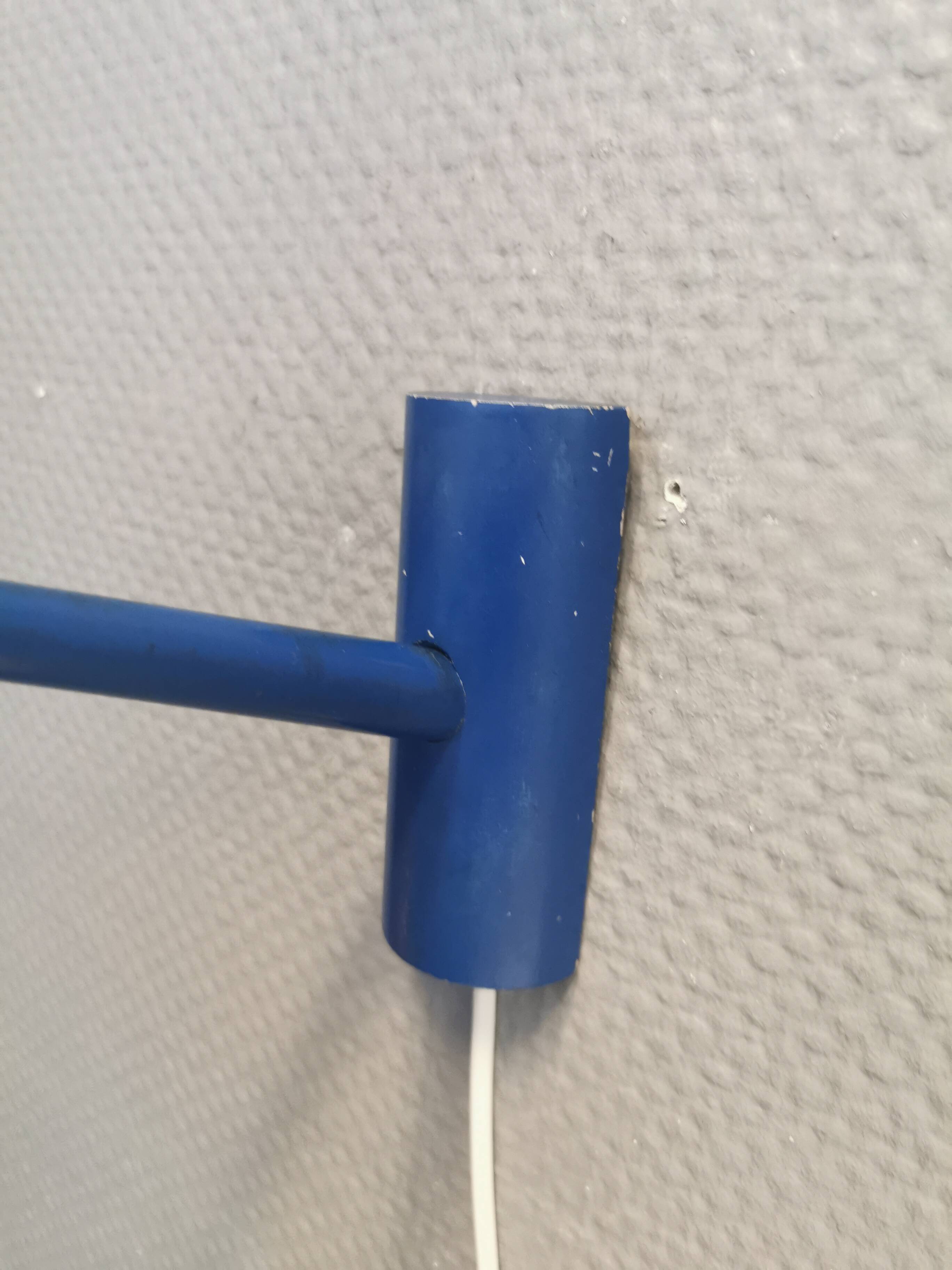Applique Holmegaard avec abat-jour en verre et détail en laiton sur le dessus. Support mural en bois peint en bleu