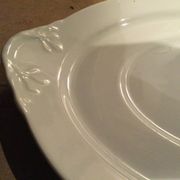 Plat ancien en porcelaine