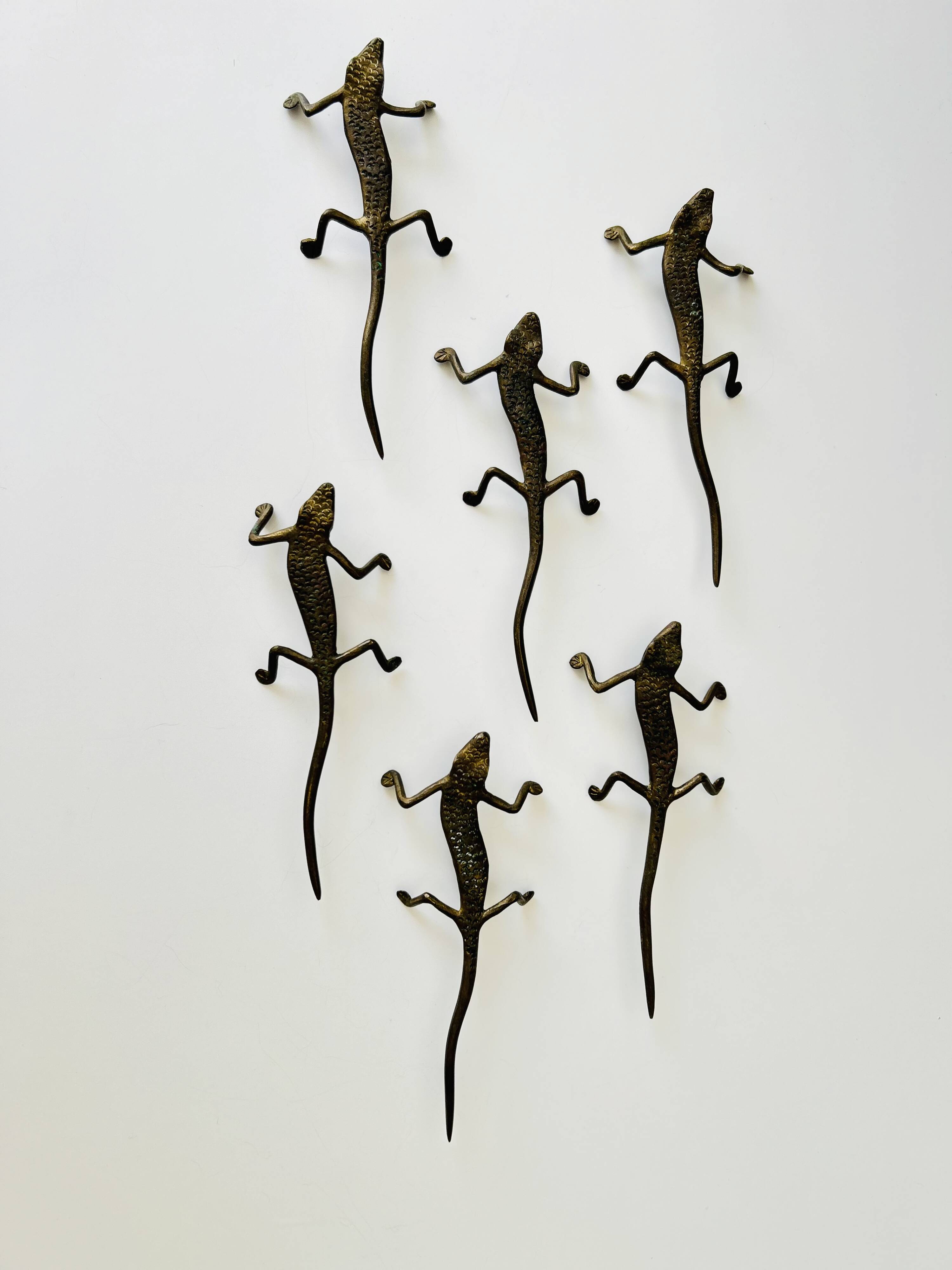 Bronze lizard knife holder