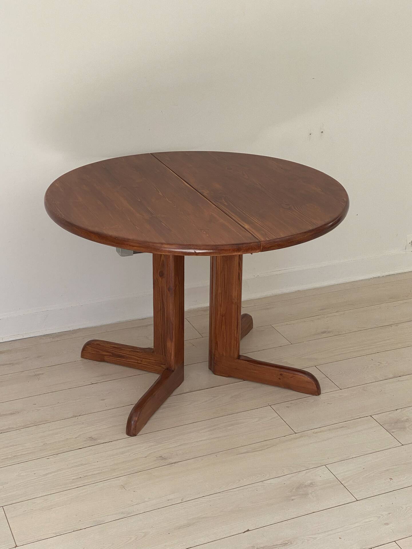 Extendable table for 4/6 people in pine.