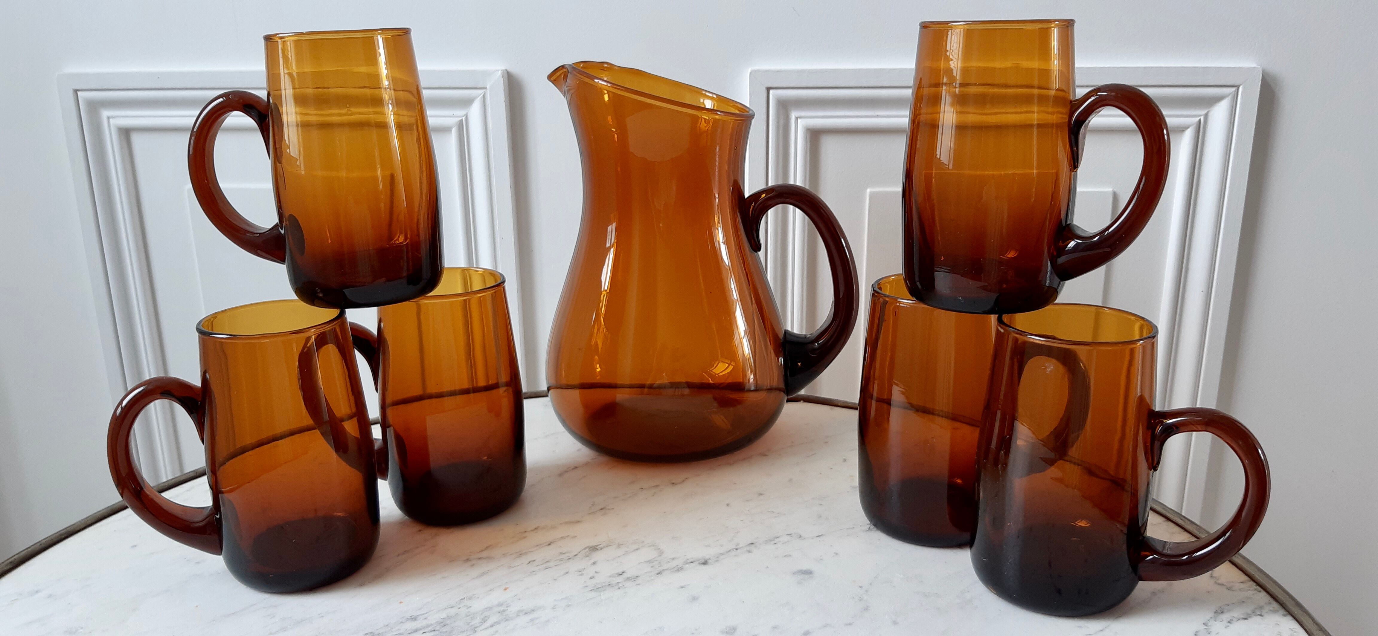 Ensemble composé d’un pichet et de 6 verres ambrés années 70