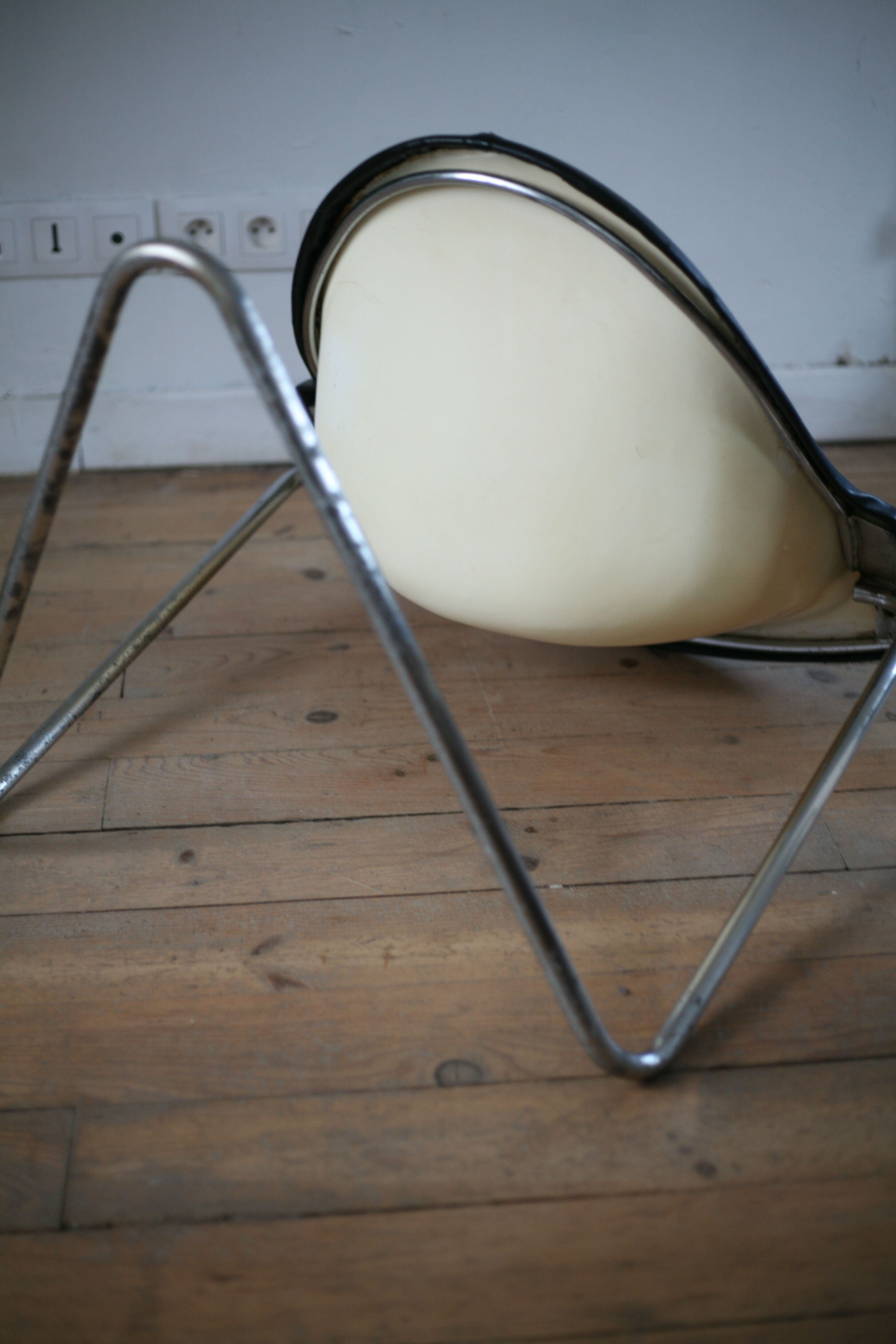 Pussycat chair, Steiner edition, design by Kwok Hoi Chan, France , 1969