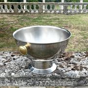 Grand seau à champagne en aluminium avec poignées dorées.