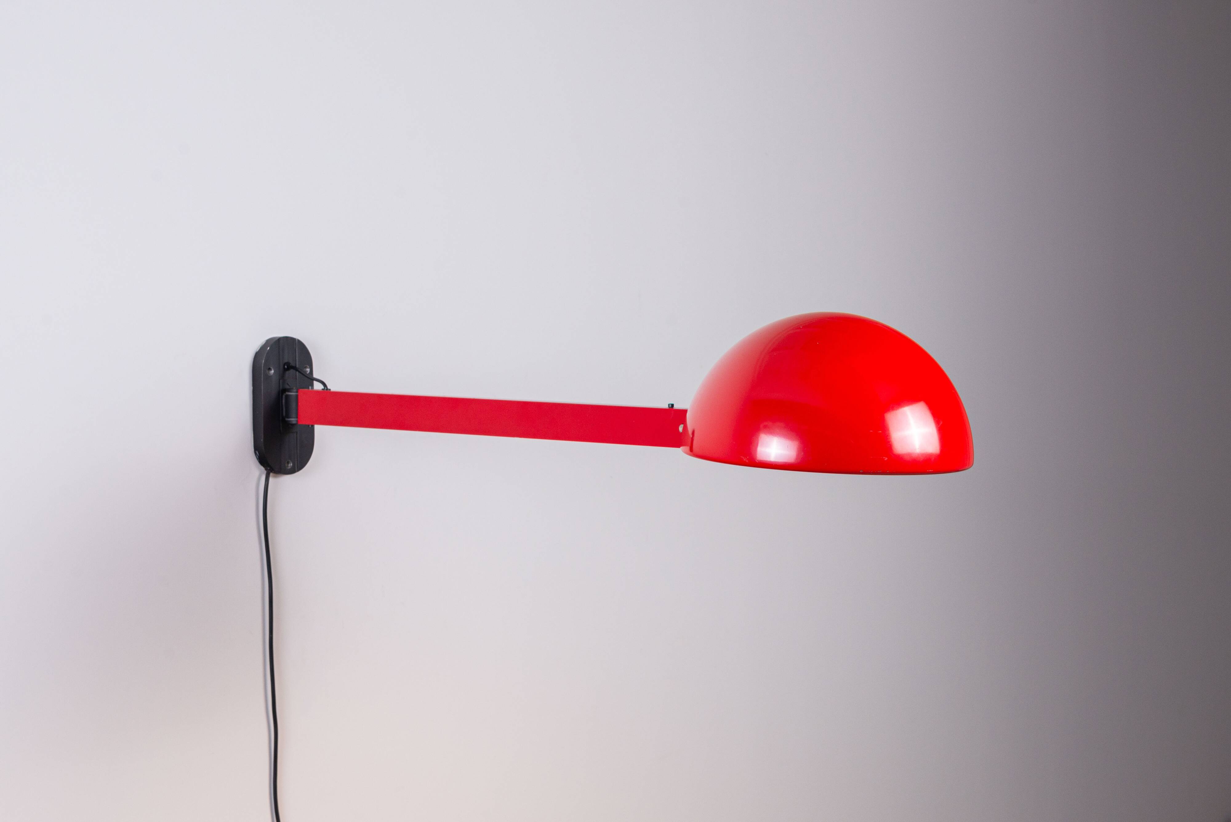 Lampe murale extensible post-moderne en métal rouge