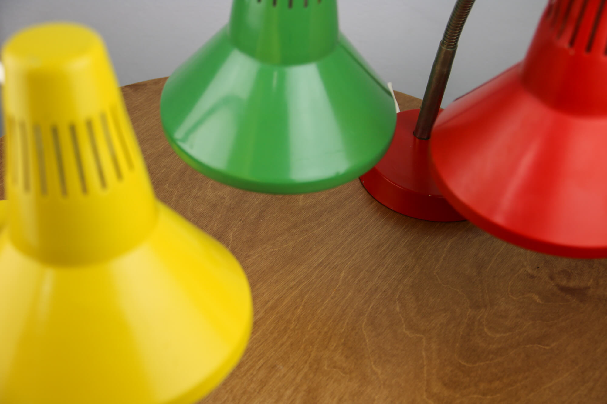 Adjustable desk lamps in painted green, red and yellow metal and chrome-plated spiral arm from tep,