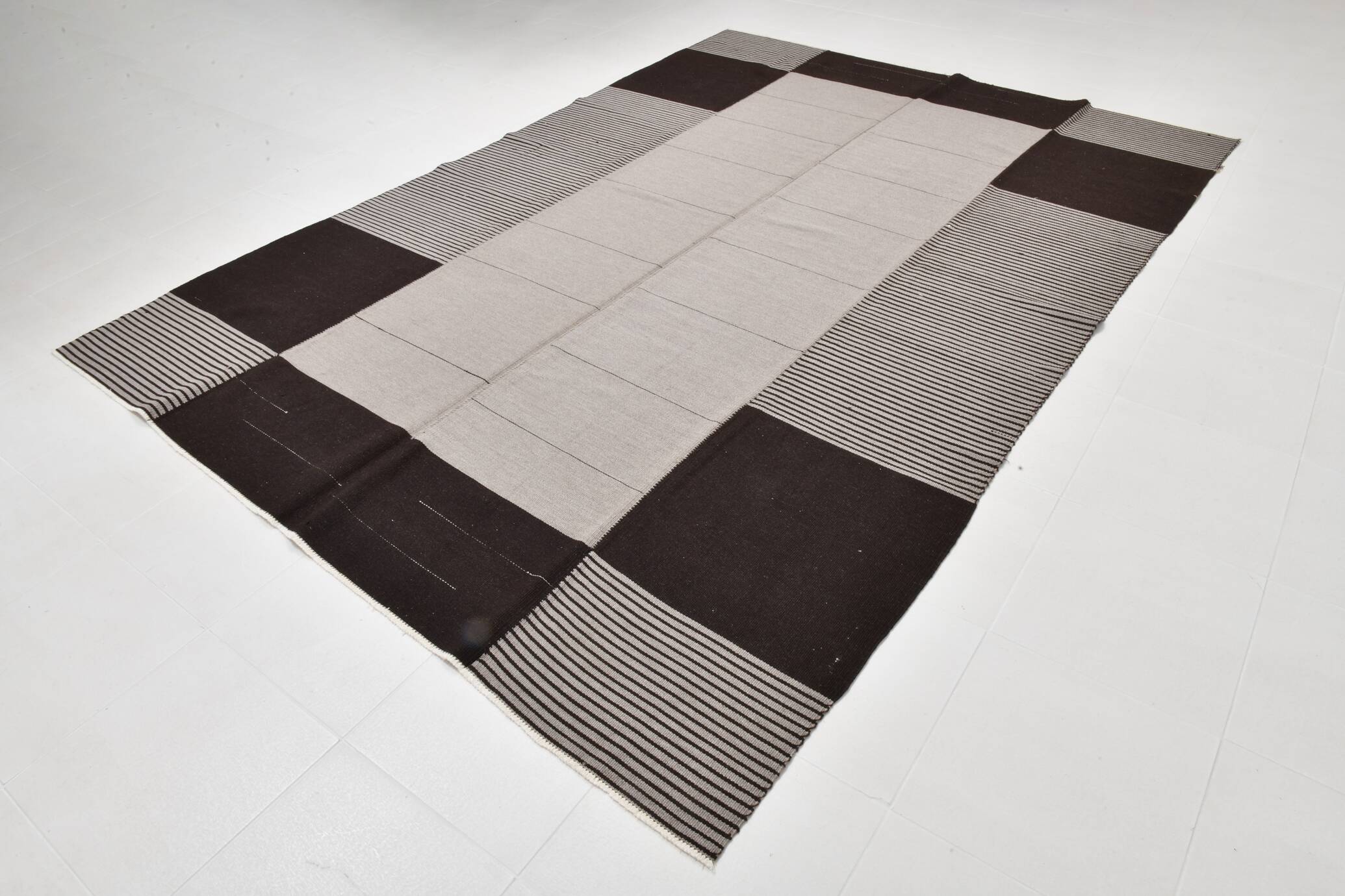 Tapis Kilim Moderne, Fait Main, Noir & Gris, Style Contemporain, 225x320 Cm