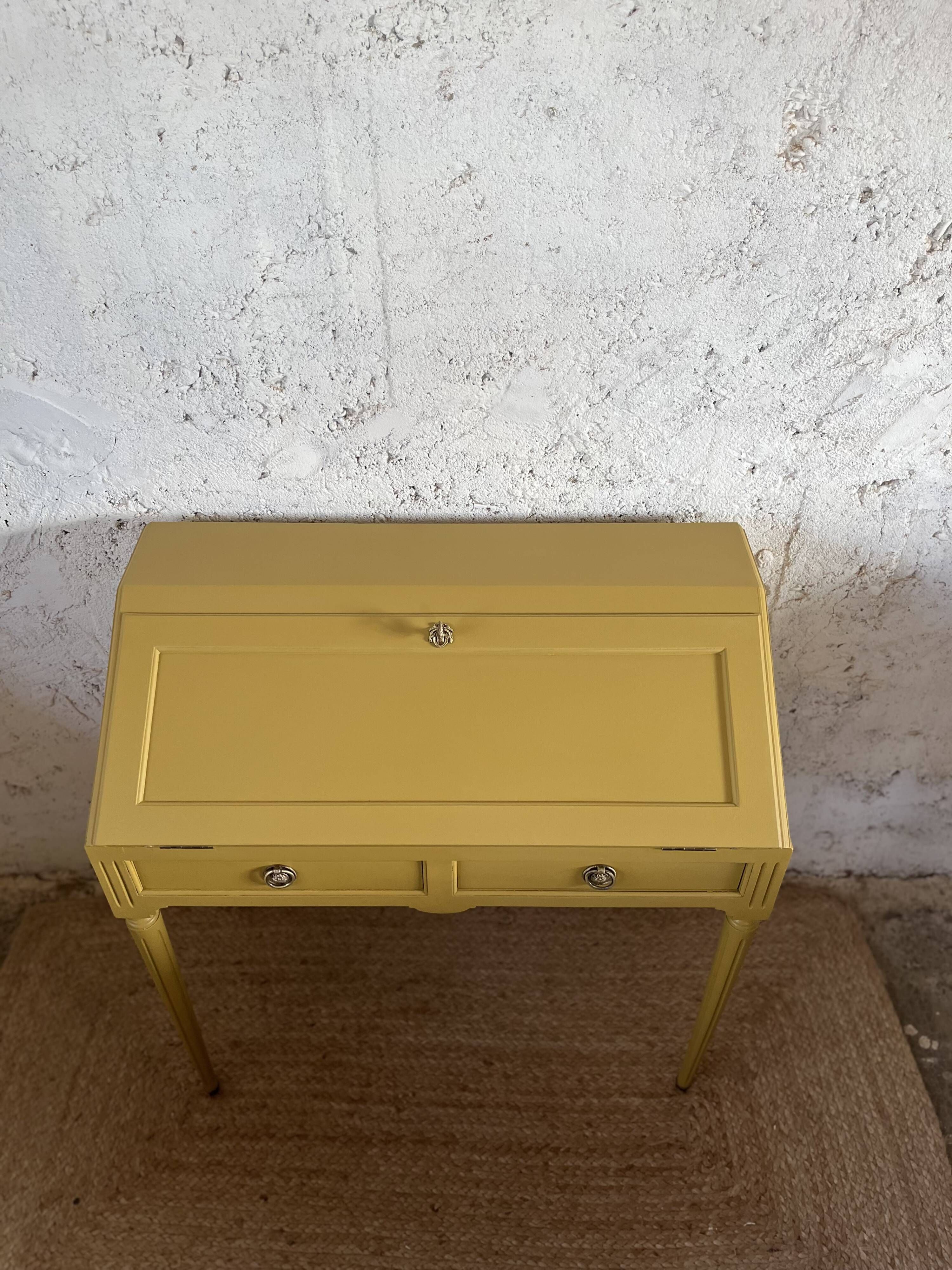 Petit bureau secrétaire style Louis XVI jaune moutarde