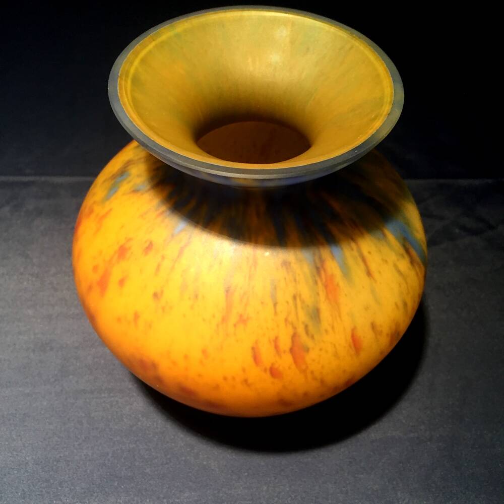 Small glass paste vase with marmorean patterns