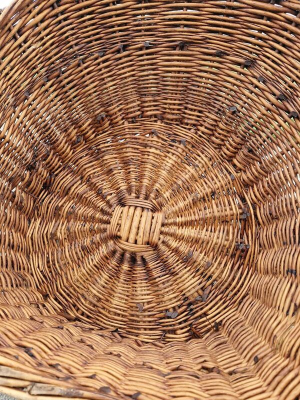 Ancien fauteuil trone corbeille en osier tressé