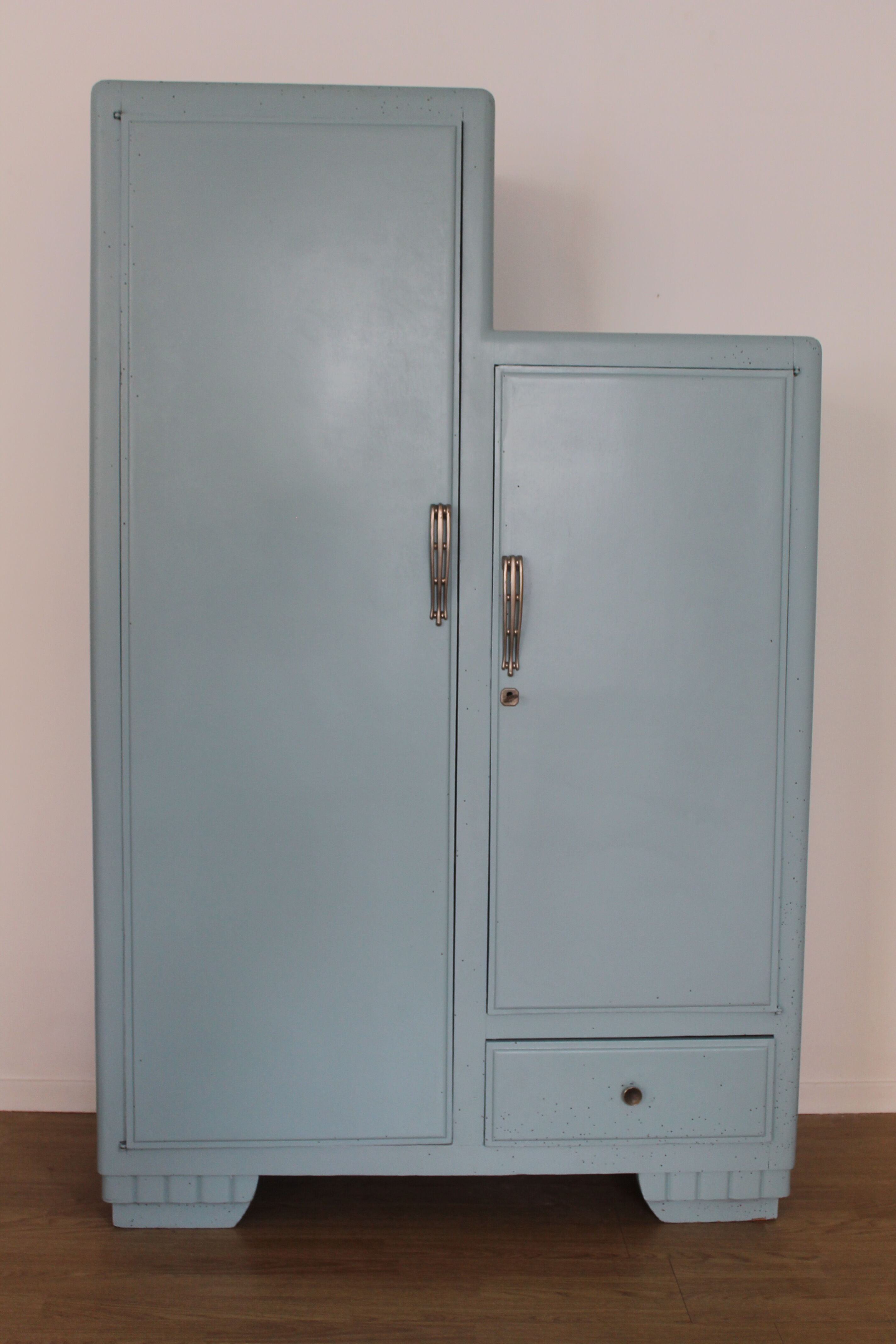 Asymmetrical wardrobe typical of the 50