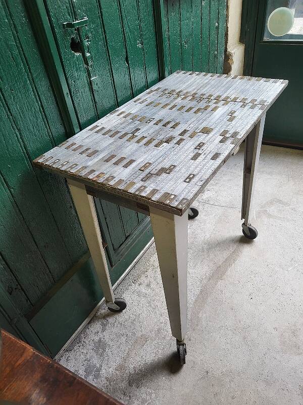 Table desserte atelier 1 tiroir en metal recouverte de morceaux de metre pl