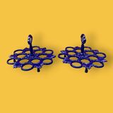 Paire d'anciens présentoirs à oeufs en fonte émaillée bleue - années 60