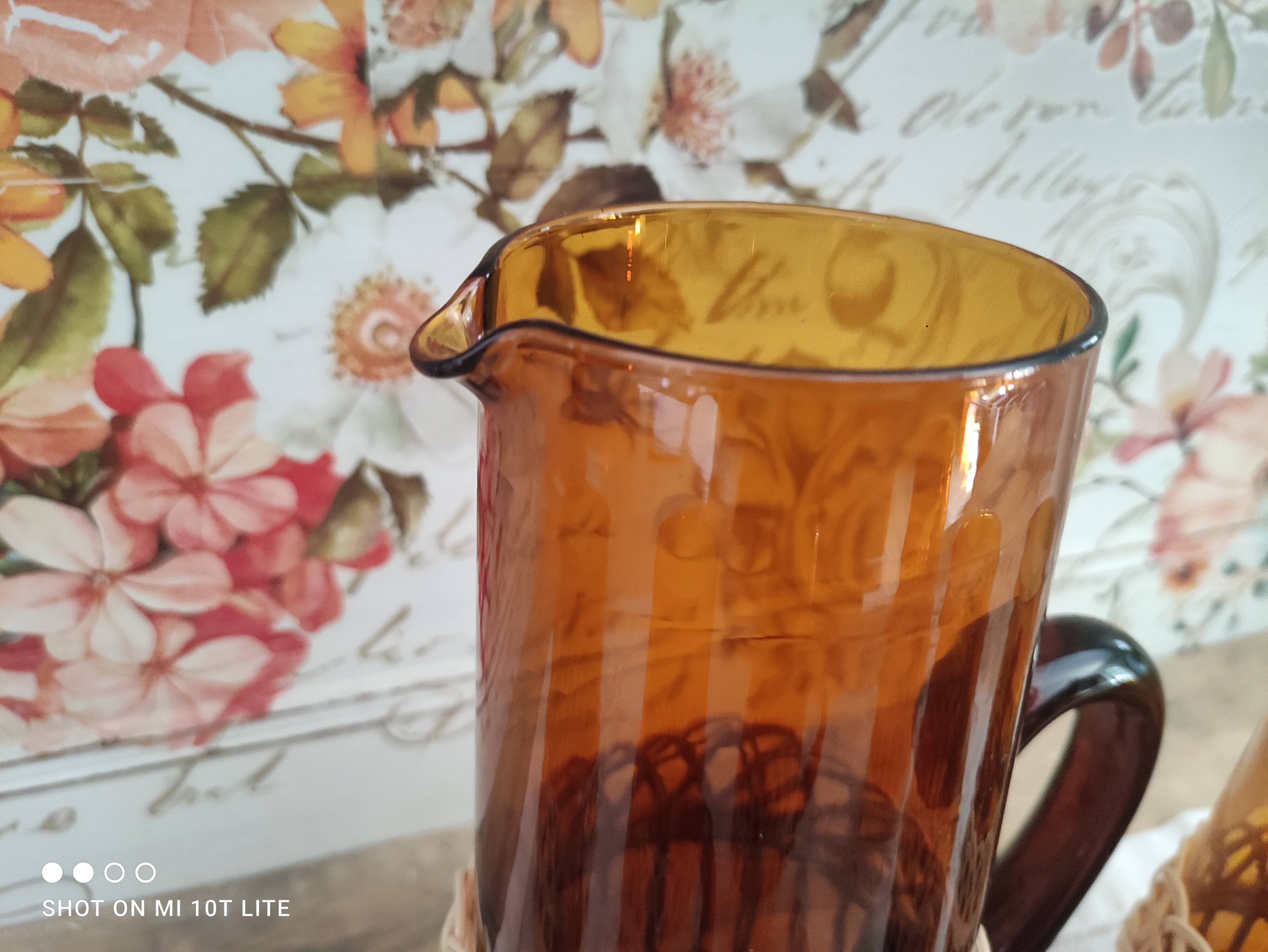 Service à citronnade 7 pièces vintage en verre ambré avec anse et contour en osier tressé