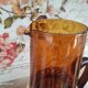 Service à citronnade 7 pièces vintage en verre ambré avec anse et contour en osier tressé