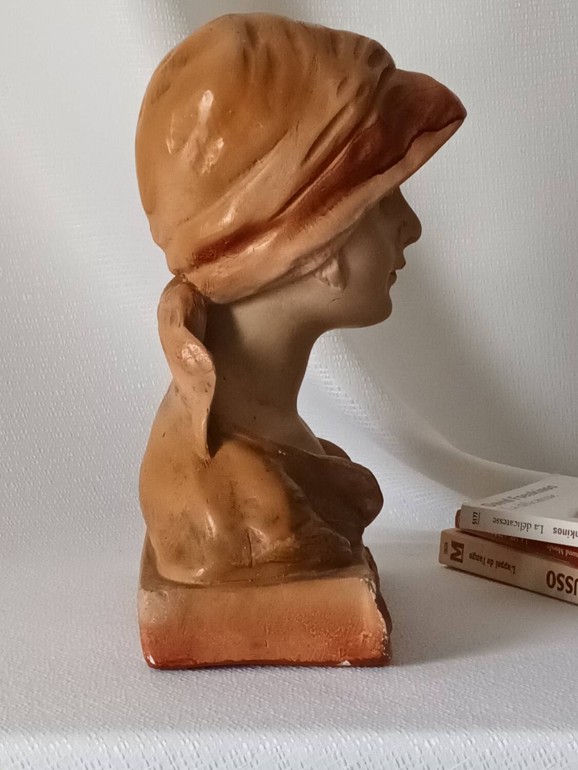 Buste jeune femme en plâtre XXème