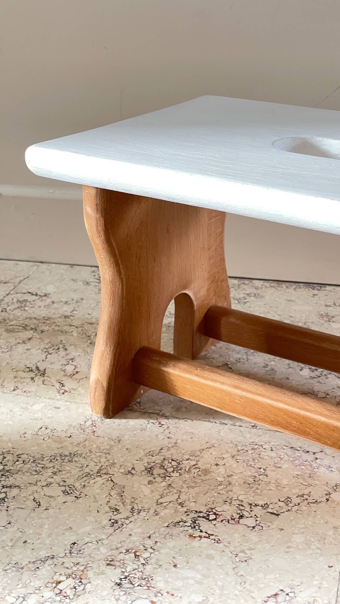 Tabouret vintage en hêtre et peint en blanc