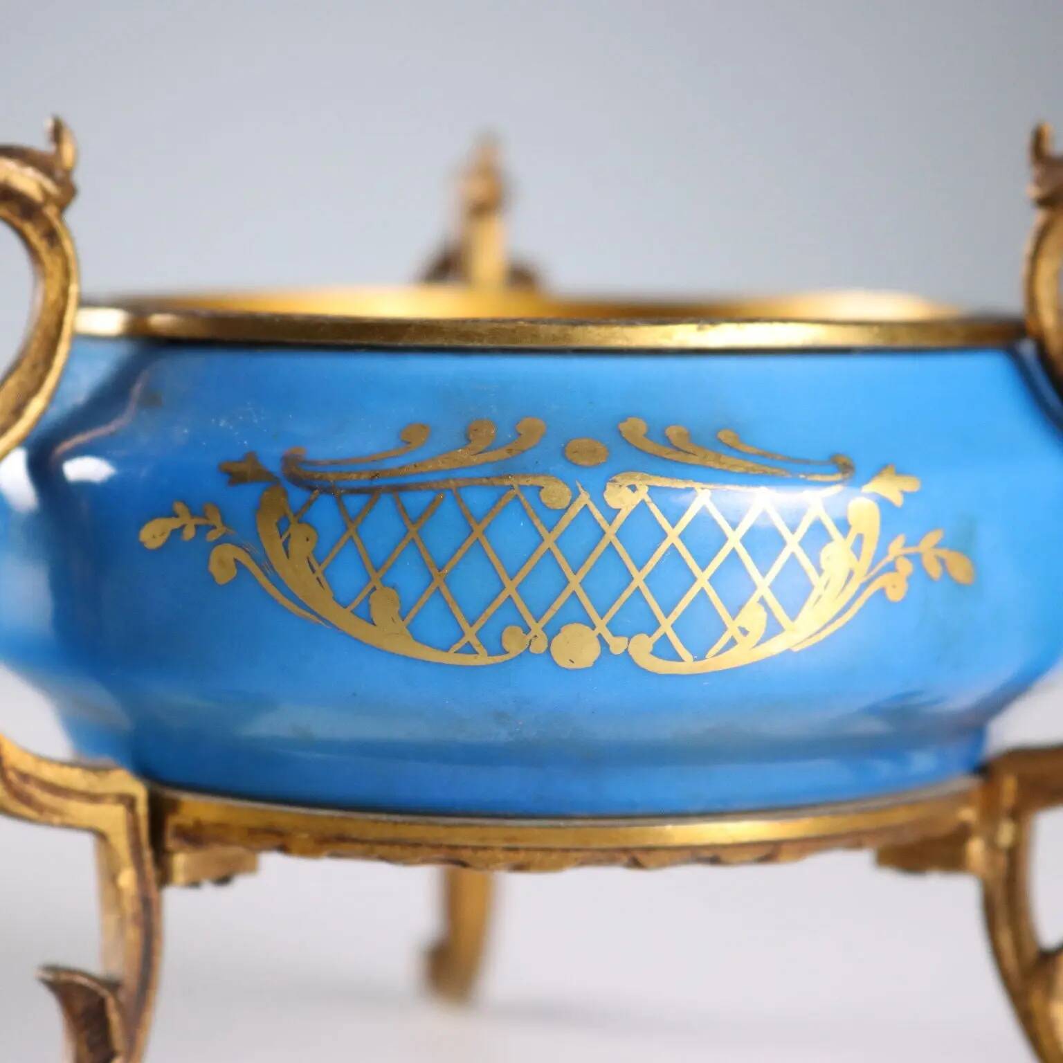 Antique coupe in Sèvres porcelain, Man., France, early 20th century.