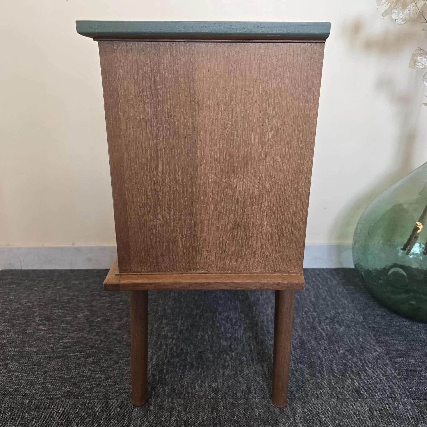 Renovated vintage bedside table in wood, with tapered legs – Matt green & gold background