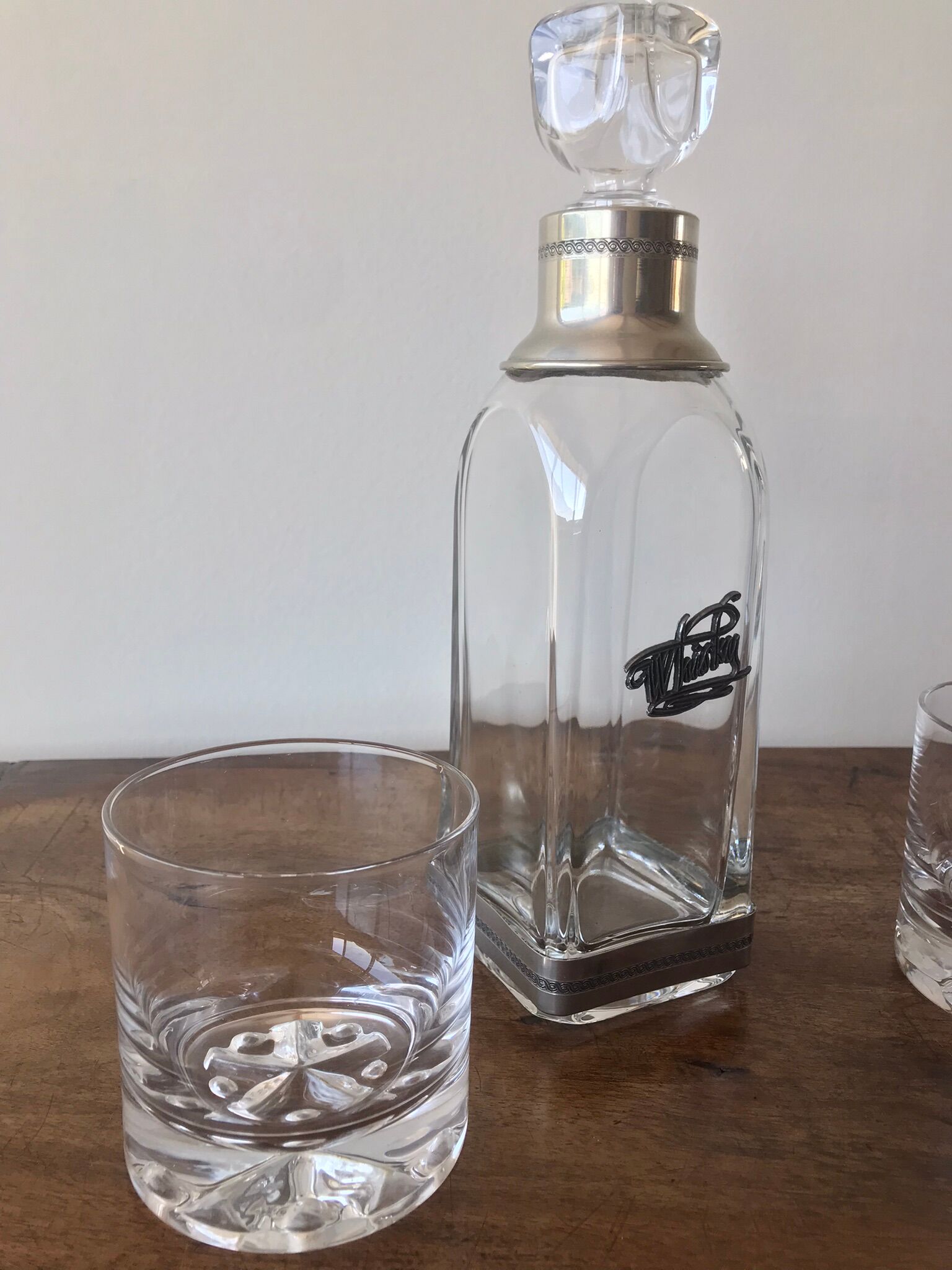 Whisky decanter and its 3 glasses