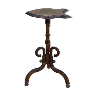 Tripod pedestal table