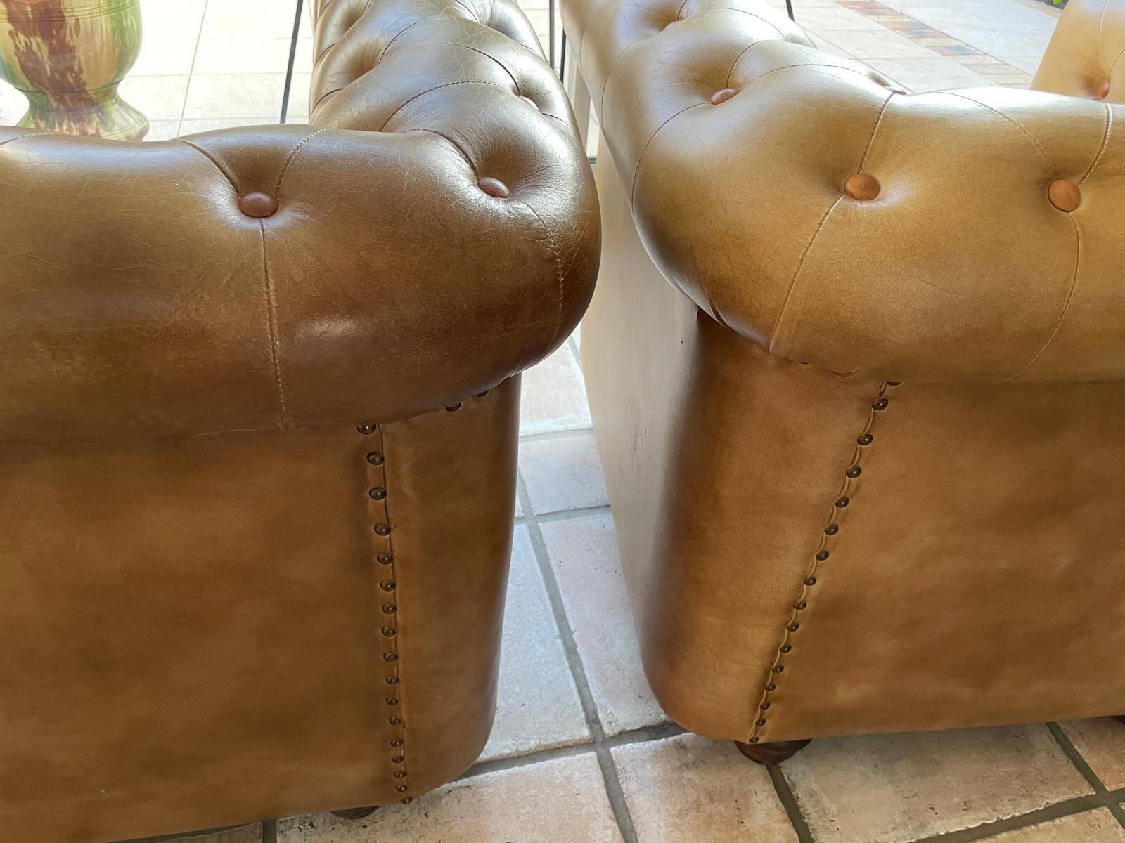 Fauteuils Chesterfield cuir marron vieilli - Style anglais chic, TBE