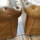 Fauteuils Chesterfield cuir marron vieilli - Style anglais chic, TBE