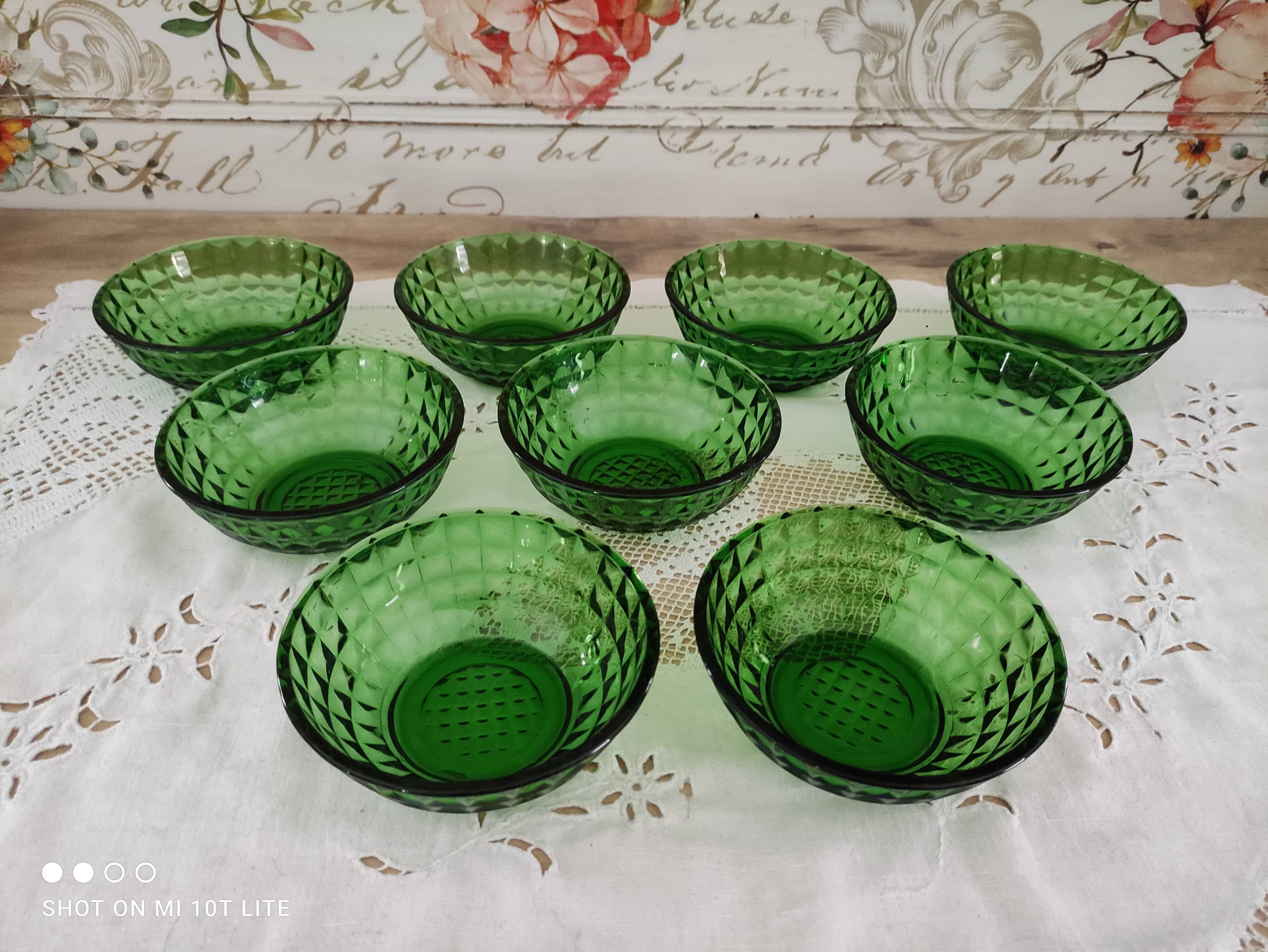 Lot de 9 coupelles en verre vert bouteille facetté