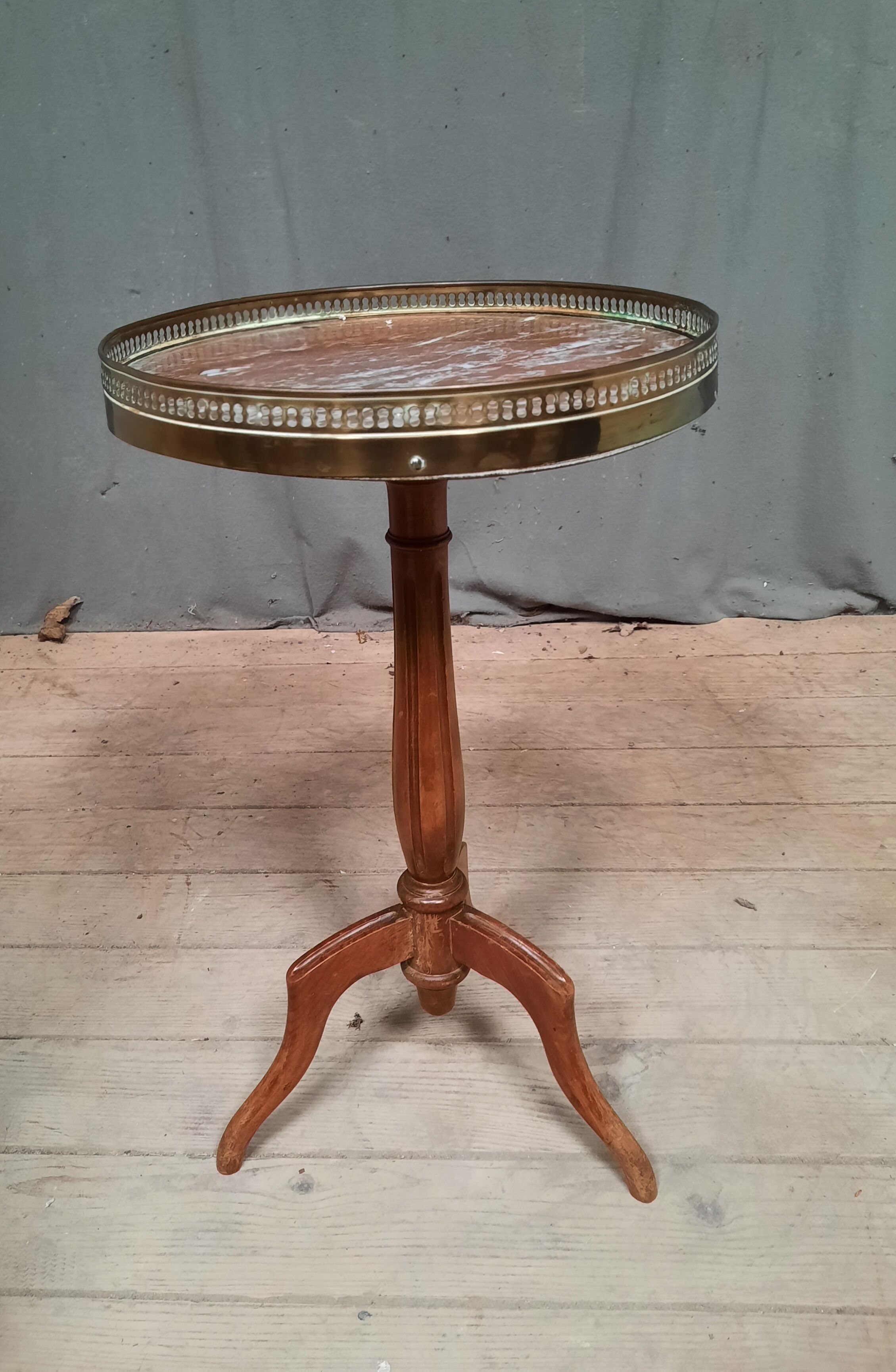 Gueridon dessu marble