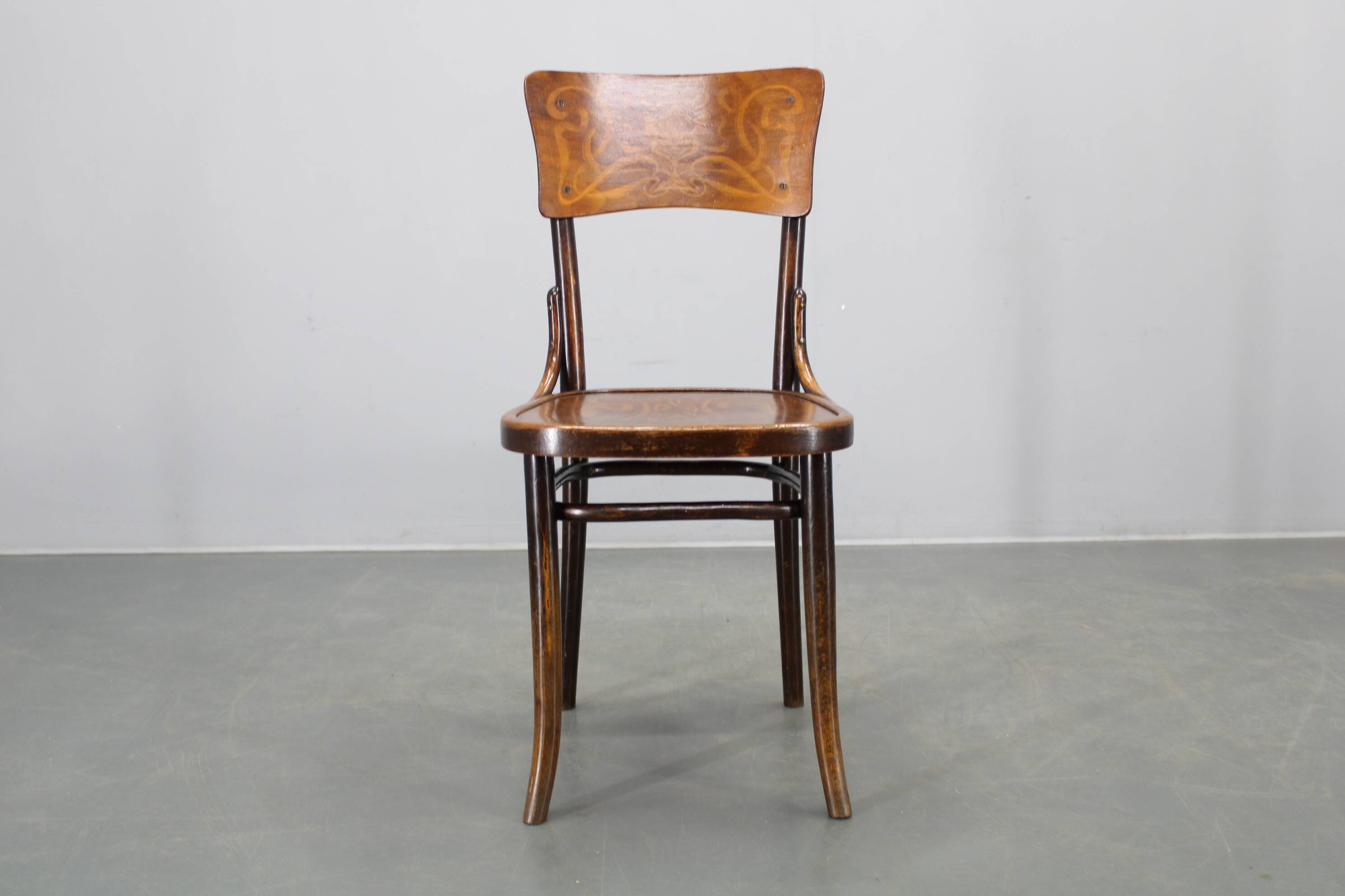Pair of Thonet Art Nouveau bentwood chairs, Czechoslovakia, 1920s
