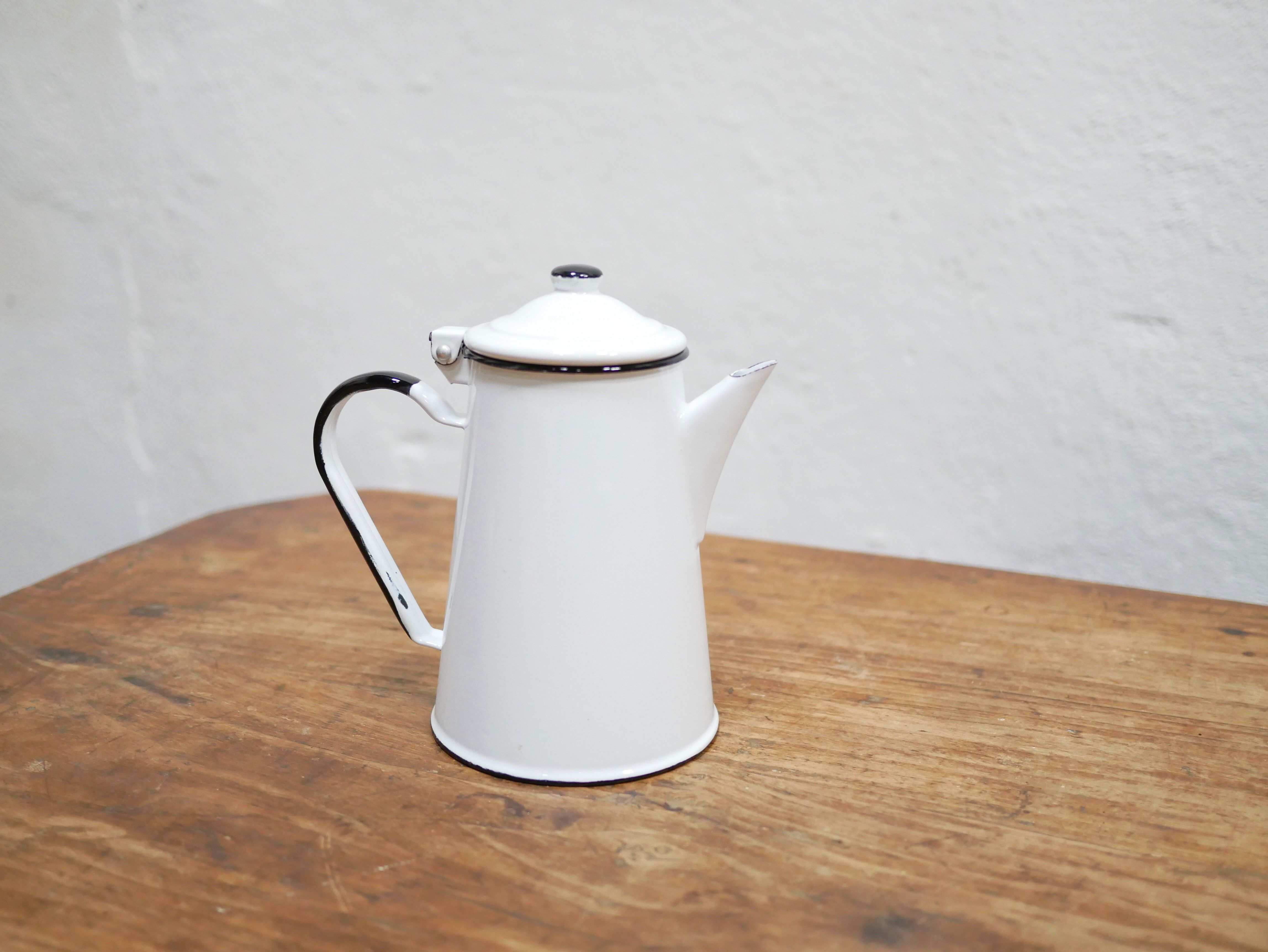 Vintage tea maker in enamelled sheet metal