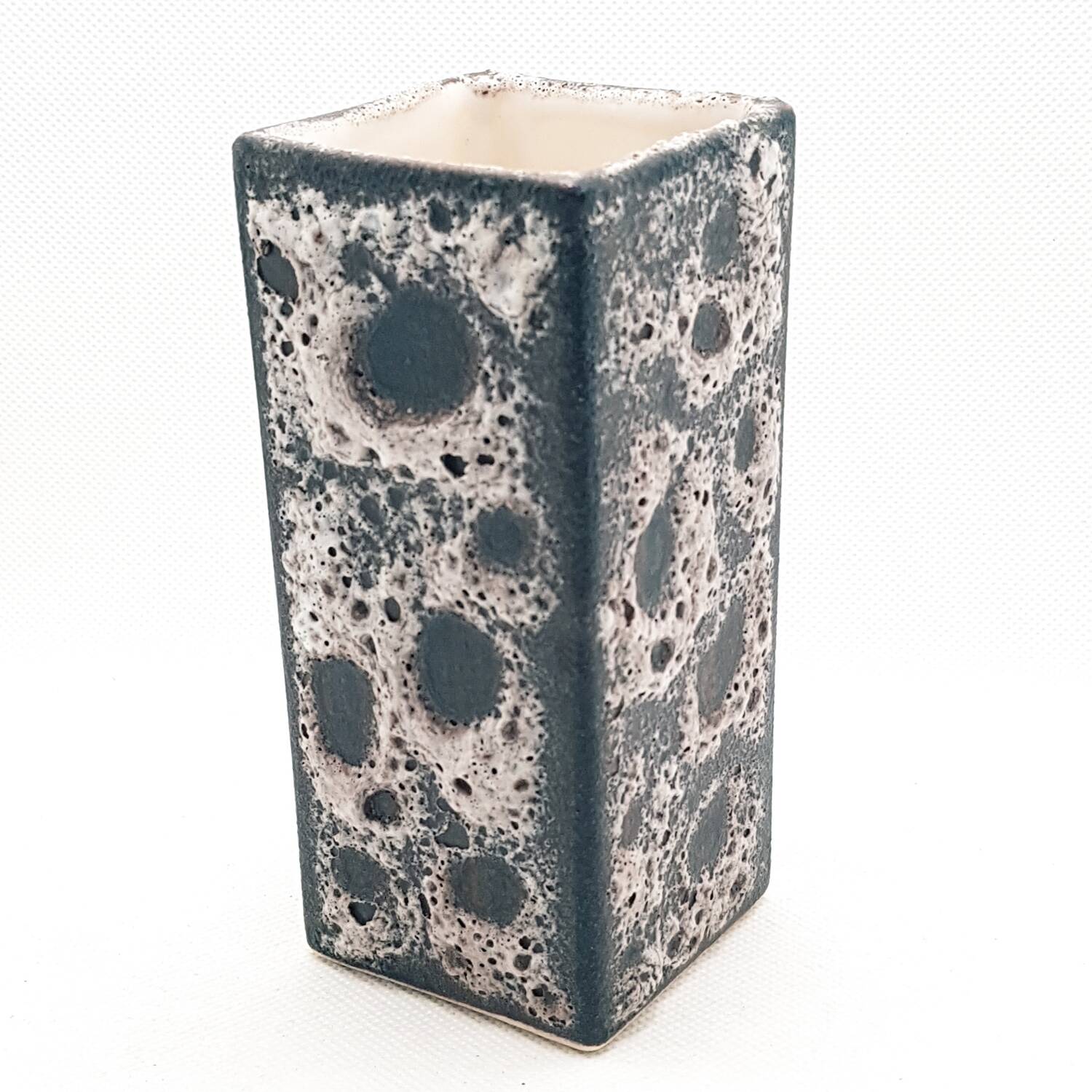 Vase glacé en écume de mer du milieu du siècle