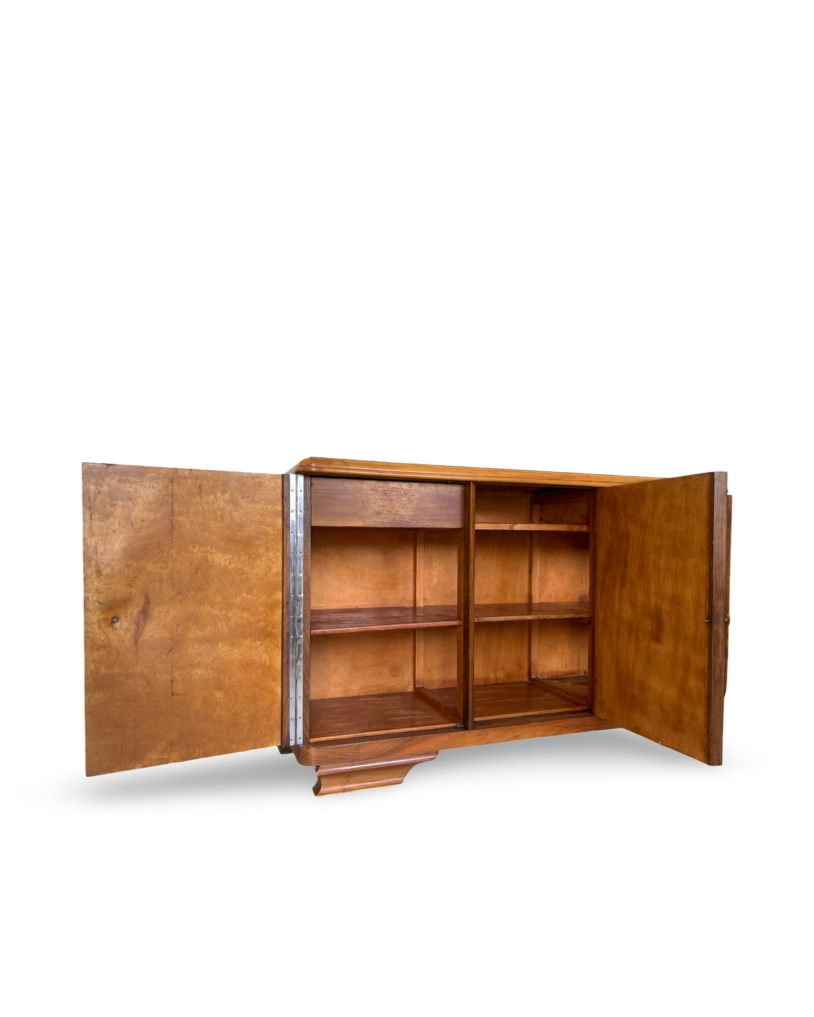 Italian Art deco burl walnut sideboard, of great quality.