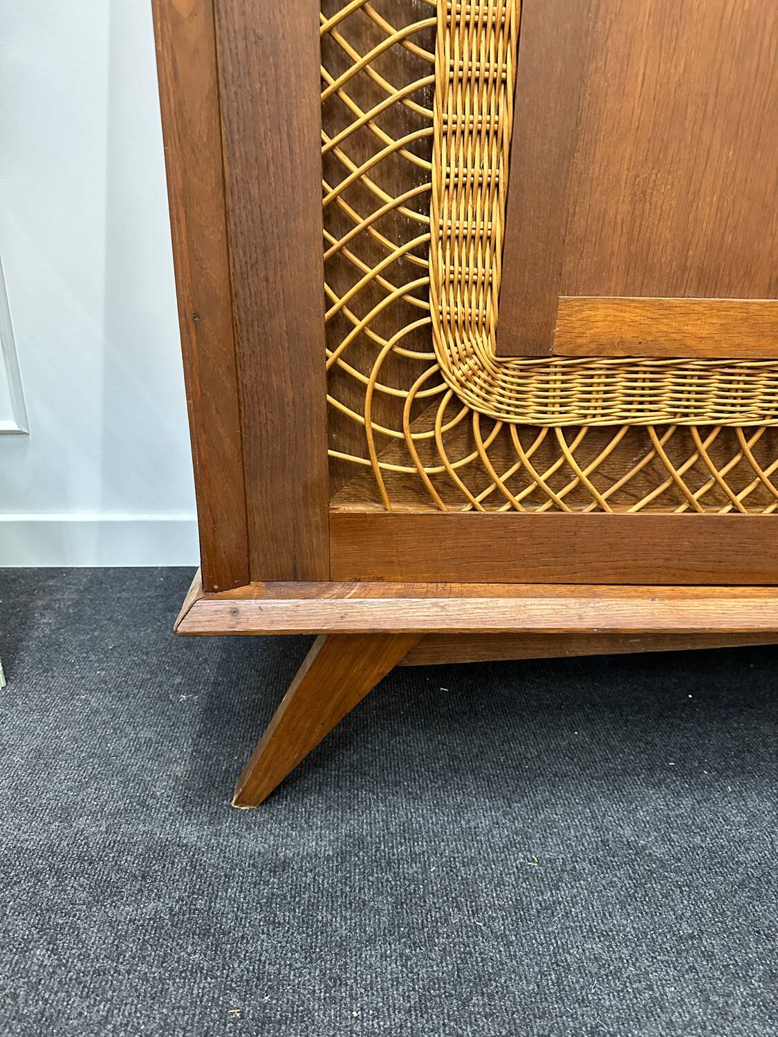 Armoire rotin pieds compas