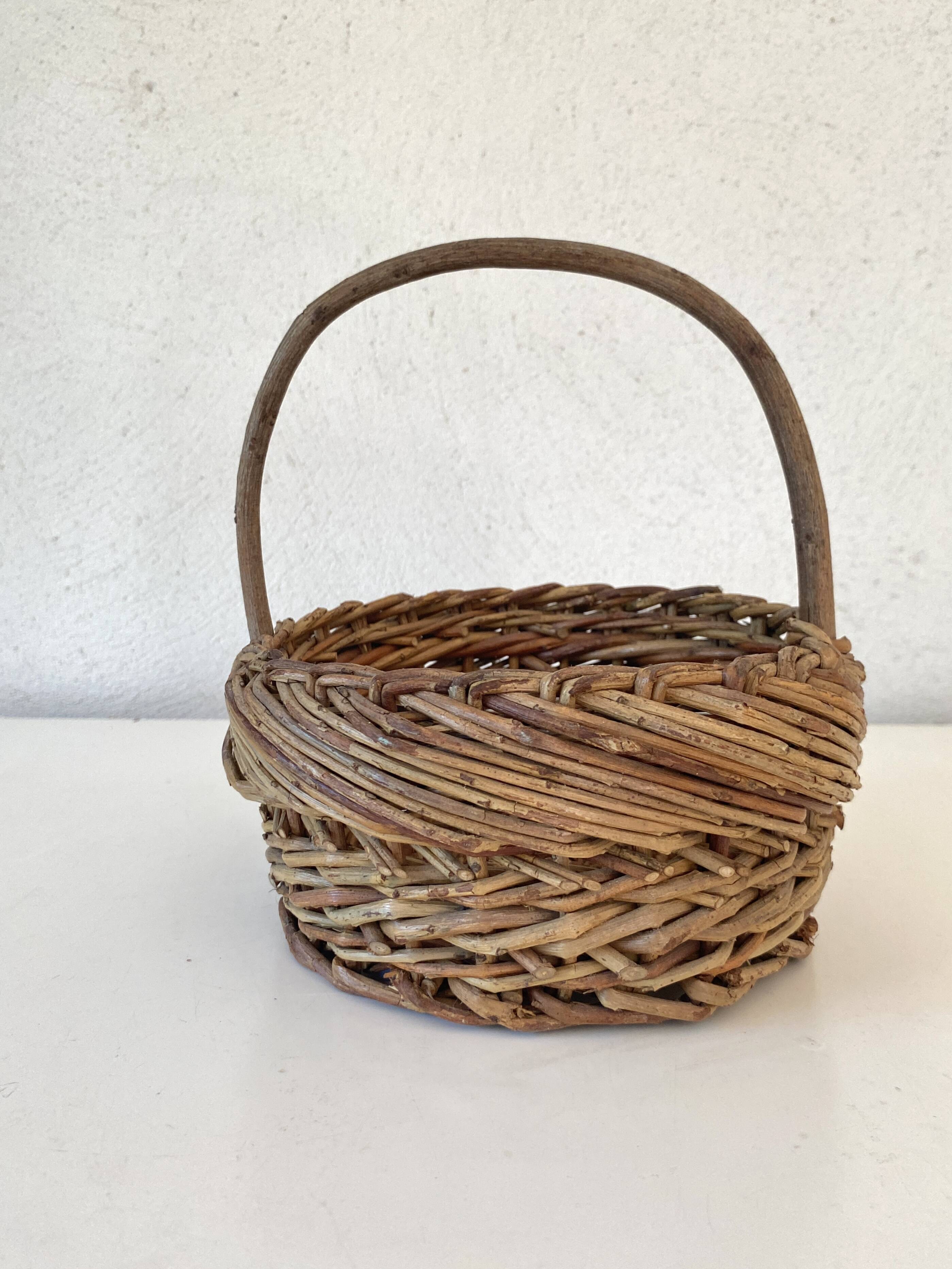 Round wicker and wood basket