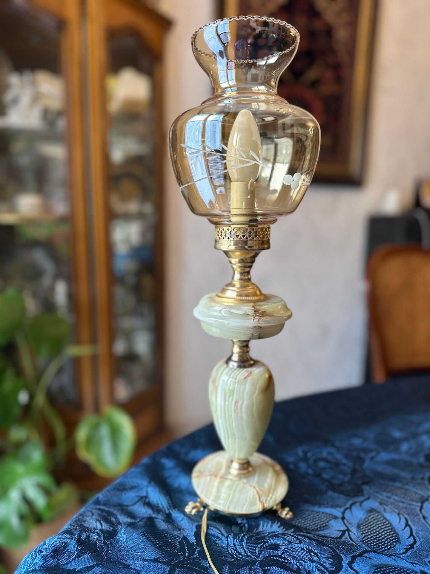 Vintage desk lamp in onyx and brass, oil lamp style.