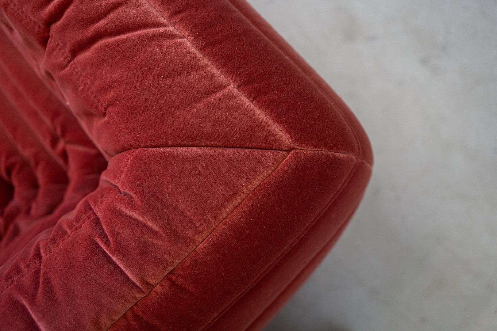 Canapé Togo vintage deux places avec accoudoirs en velours bordeaux par Michel Ducaroy pour Ligne Roset, années 1970.