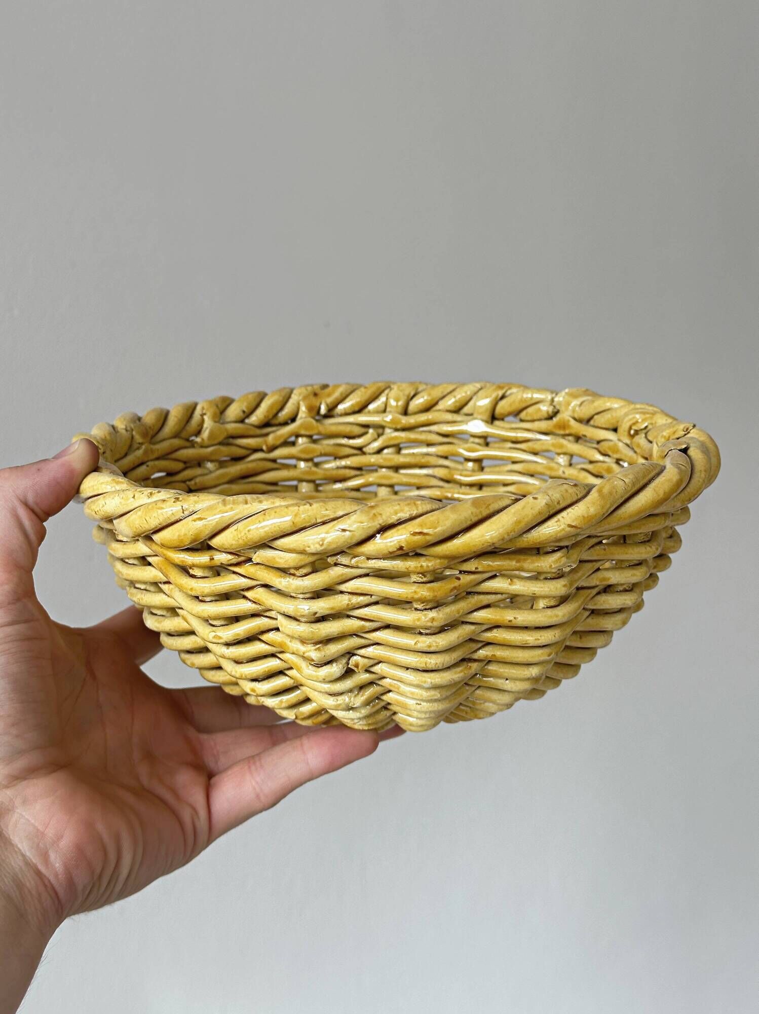 Yellow ceramic basket with wicker effect