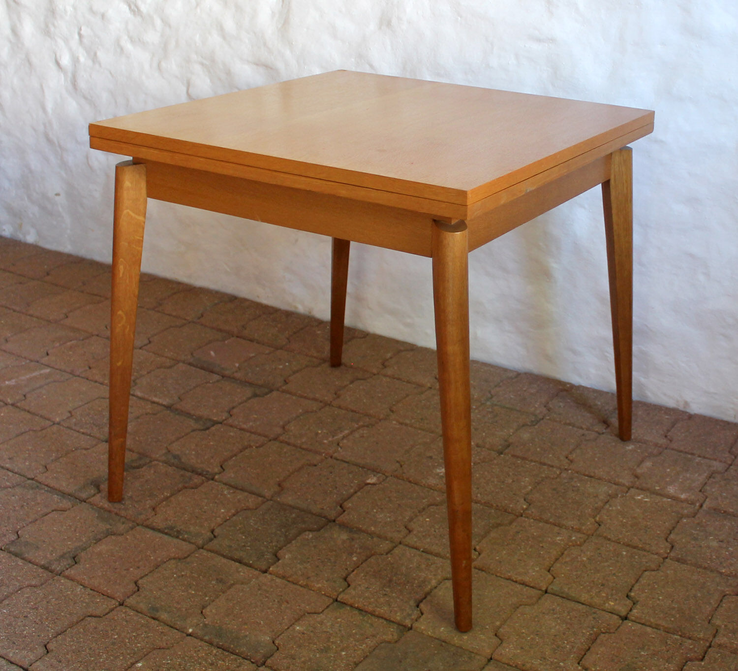 Expandable vintage table