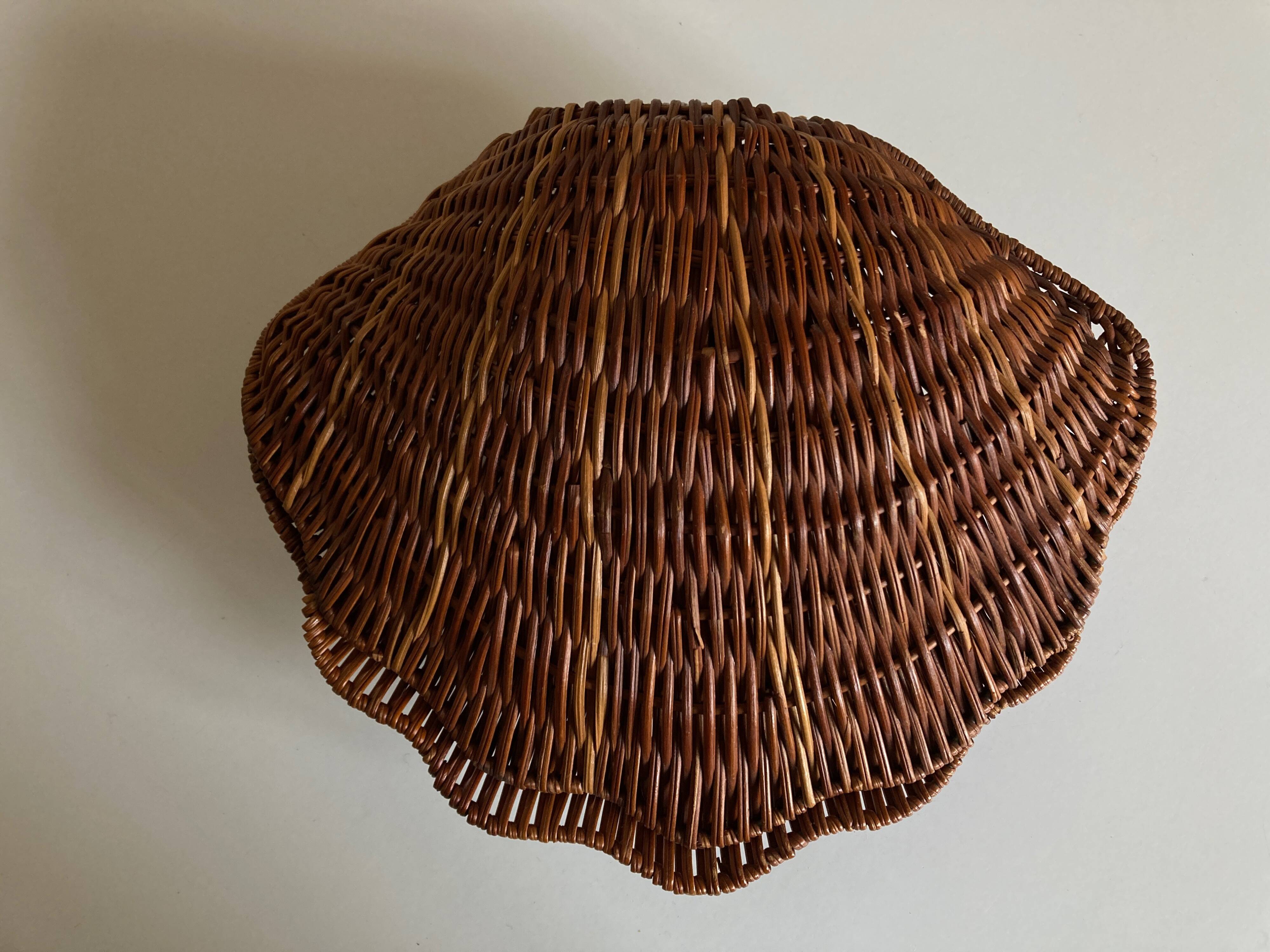 Empty corrugated shell pocket in wicker basket makers