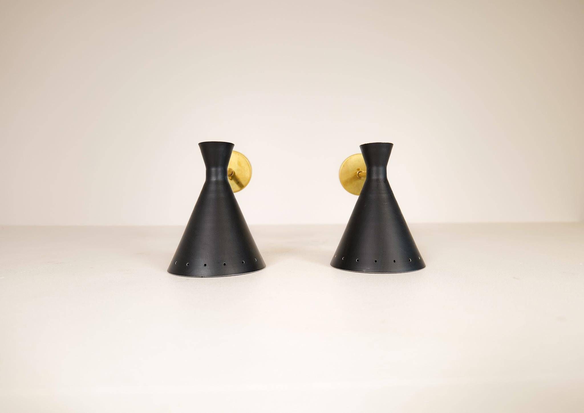 Pair of modern Italian wall sconces in Stilnovo style, wall lamp.
