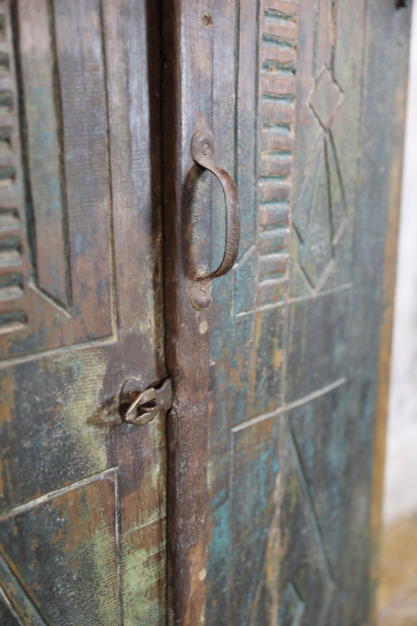 Indian furniture Blue patinated carved wardrobe with 2 doors and 1 shelf, unique piece