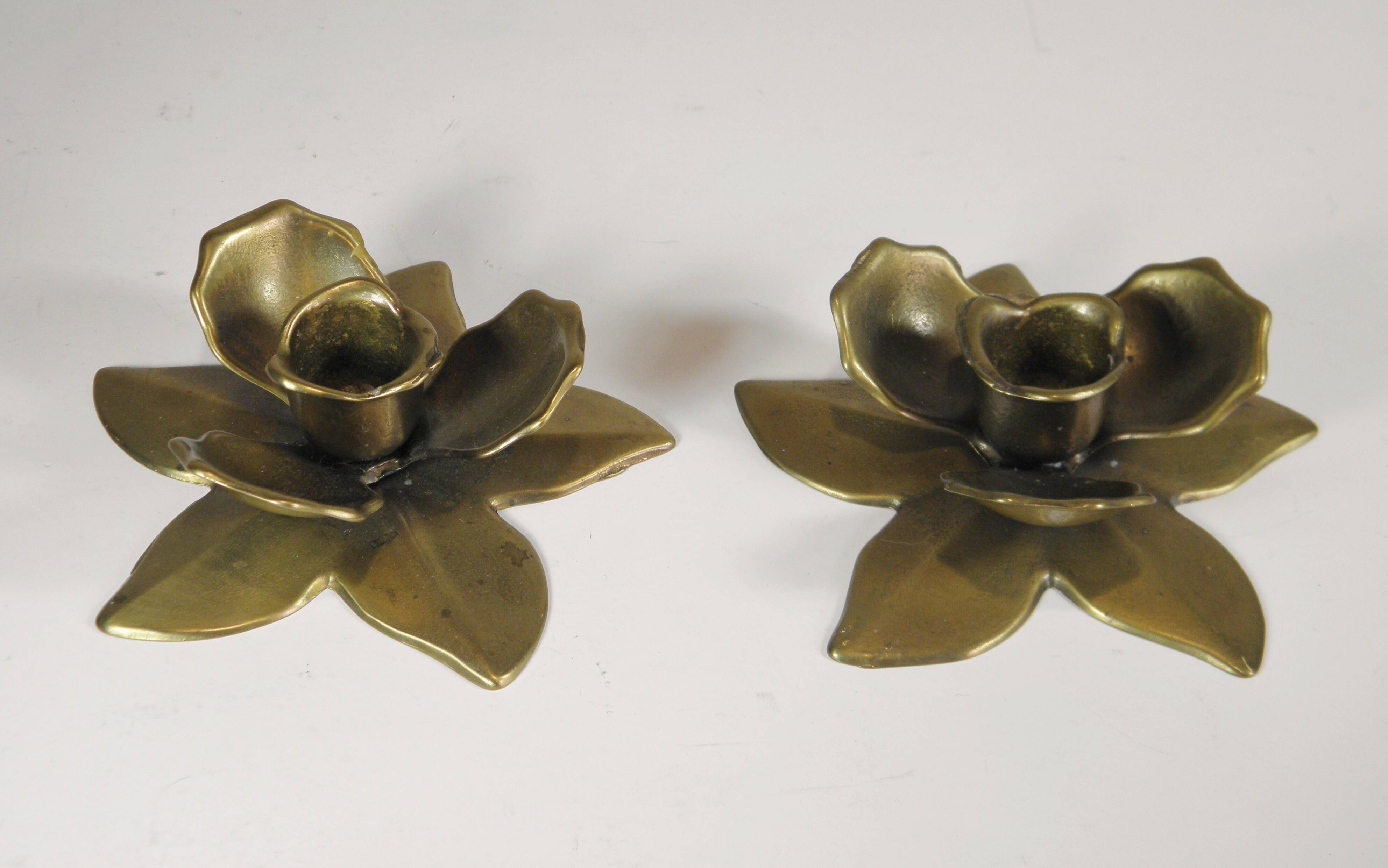 Two "flowers" candle holders in brass - 1970s