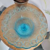 Assiette sur piedouche en verre bleu